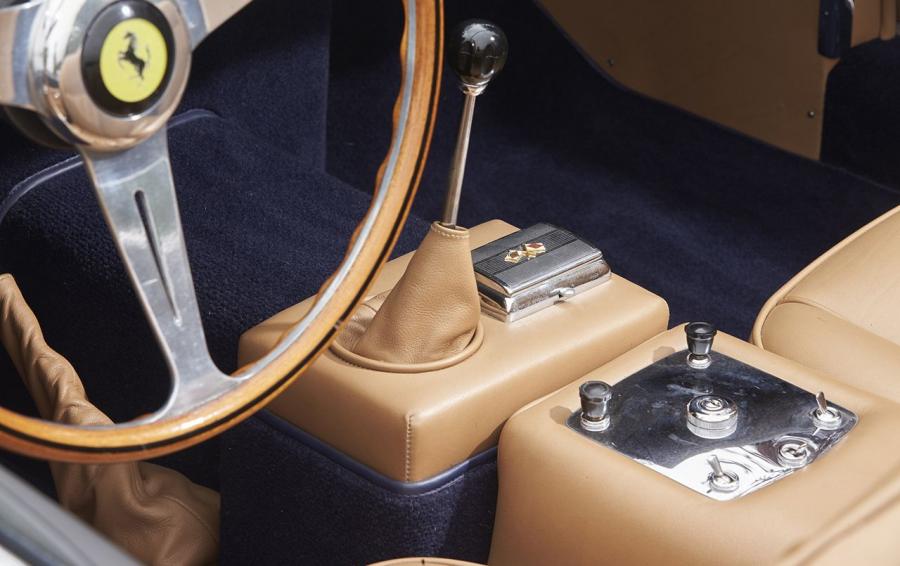 Детали интерьера Ferrari 250 GT Cabriolet (Open Headlights) (Serie I) 1959 года  (фото 6 из 28)